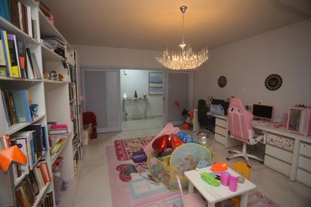 Apartamento à venda com 248m², 4 quartos e 2 vagasQuarto 4