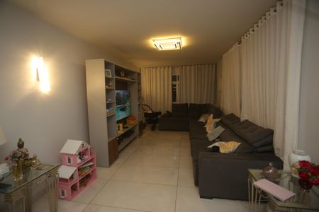 Apartamento à venda com 248m², 4 quartos e 2 vagasSala