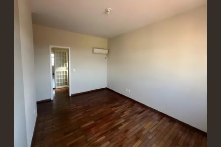 Casa para alugar com 583m², 4 quartos e 4 vagasQuarto