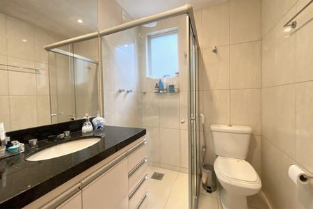 Apartamento à venda com 260m², 4 quartos e 5 vagas Apartamento à venda com 260m², 4 quartos e 5 vagasBanheiro da Suíte