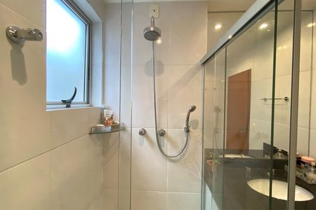 Apartamento à venda com 260m², 4 quartos e 5 vagas Apartamento à venda com 260m², 4 quartos e 5 vagasBanheiro 1