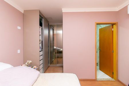 Casa à venda com 288m², 4 quartos e 5 vagas Casa à venda com 288m², 4 quartos e 5 vagasSuíte 1 da Casa 2