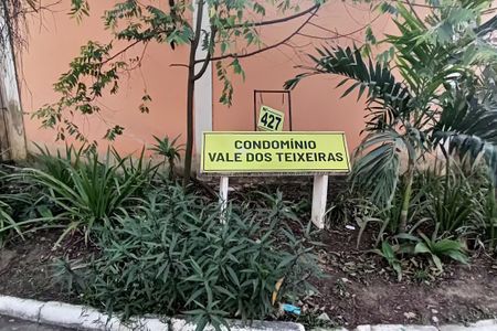 Casa de condomínio à venda com 2502m², 5 quartos e 4 vagas Casa de condomínio à venda com 2502m², 5 quartos e 4 vagasFachada