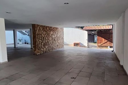 Casa de condomínio à venda com 2502m², 5 quartos e 4 vagas Casa de condomínio à venda com 2502m², 5 quartos e 4 vagasGaragem e Quintal