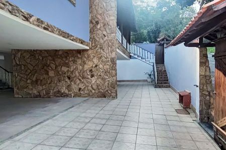 Casa de condomínio à venda com 2502m², 5 quartos e 4 vagas Casa de condomínio à venda com 2502m², 5 quartos e 4 vagasGaragem e Quintal