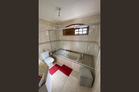 Casa de condomínio à venda com 2502m², 5 quartos e 4 vagas Casa de condomínio à venda com 2502m², 5 quartos e 4 vagasBanheiro da Suíte 2