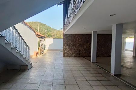 Casa de condomínio à venda com 2502m², 5 quartos e 4 vagas Casa de condomínio à venda com 2502m², 5 quartos e 4 vagasGaragem e Quintal