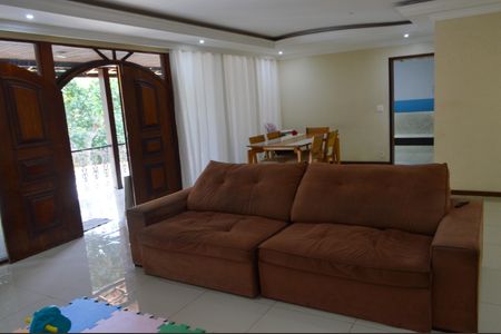 Casa de condomínio à venda com 2502m², 5 quartos e 4 vagas Casa de condomínio à venda com 2502m², 5 quartos e 4 vagasSala