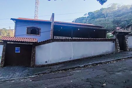 Casa de condomínio à venda com 2502m², 5 quartos e 4 vagas Casa de condomínio à venda com 2502m², 5 quartos e 4 vagasFachada