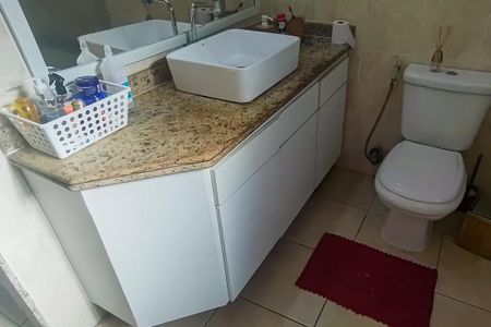 Casa de condomínio à venda com 2502m², 5 quartos e 4 vagas Casa de condomínio à venda com 2502m², 5 quartos e 4 vagasBanheiro da Suíte 2
