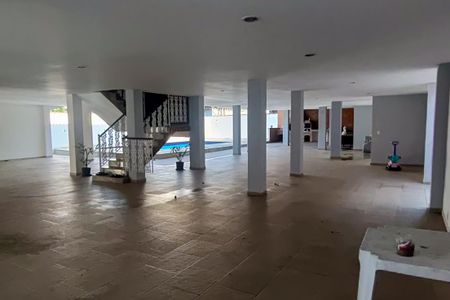 Casa de condomínio à venda com 2502m², 5 quartos e 4 vagas Casa de condomínio à venda com 2502m², 5 quartos e 4 vagasEscada