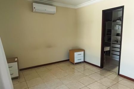 Casa de condomínio à venda com 2502m², 5 quartos e 4 vagas Casa de condomínio à venda com 2502m², 5 quartos e 4 vagasSuíte 2