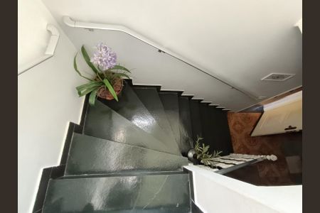 Casa à venda com 190m², 3 quartos e 2 vagasEscada