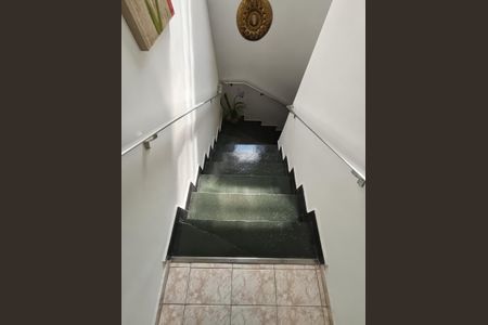 Casa à venda com 190m², 3 quartos e 2 vagasEscada