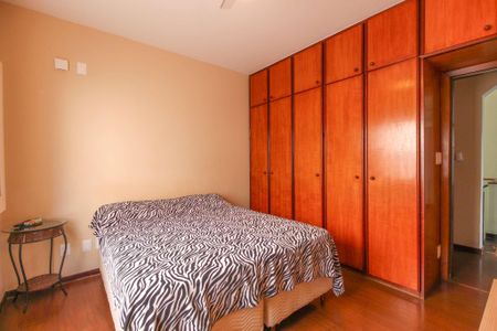 Casa à venda com 407m², 4 quartos e 4 vagas