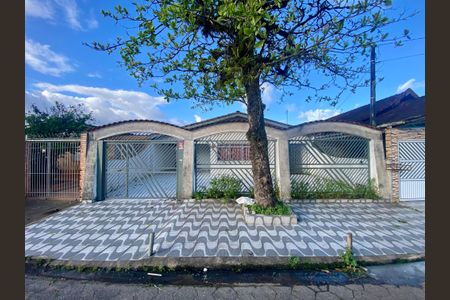 Casa para alugar com 263m², 3 quartos e 4 vagas Casa para alugar com 263m², 3 quartos e 4 vagasFachada