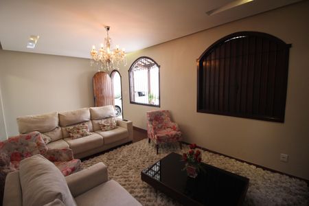 Sala de casa à venda com 3 quartos, 420m² em Tirol (Barreiro), Contagem