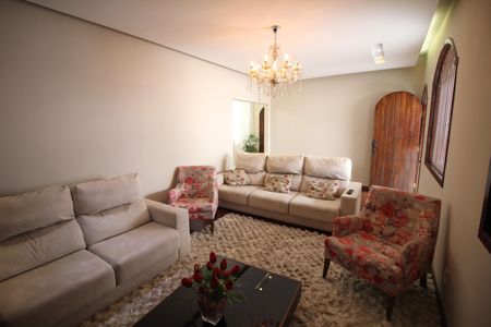 Sala de casa à venda com 3 quartos, 420m² em Tirol (Barreiro), Contagem