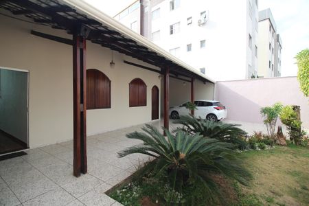 Casa à venda com 420m², 3 quartos e 5 vagasQuintal