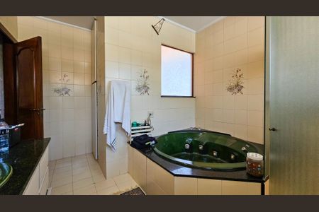 Casa à venda com 500m², 5 quartos e 6 vagasBanheiro da Suite