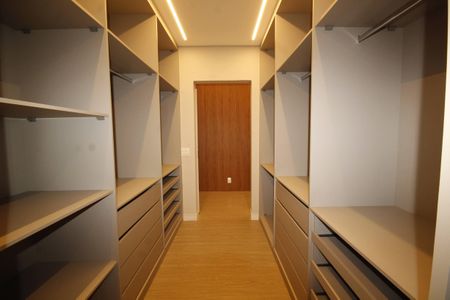 Casa de condomínio à venda com 523m², 4 quartos e 4 vagascloset