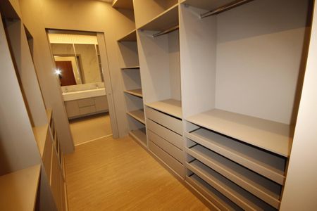 Casa de condomínio à venda com 523m², 4 quartos e 4 vagasCloset