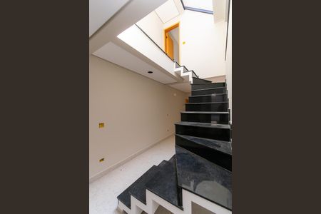 Casa à venda com 160m², 3 quartos e 2 vagasEscada