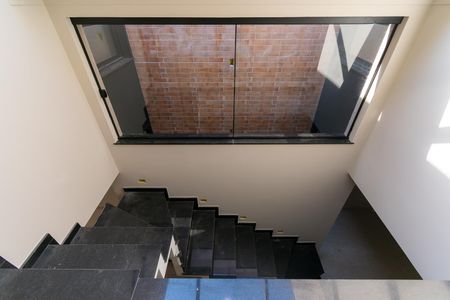 Casa à venda com 160m², 3 quartos e 2 vagasEscada