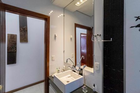 Casa para alugar com 463m², 3 quartos e 10 vagasBanheiro social