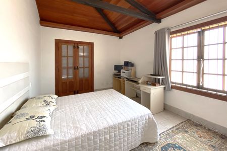 Casa à venda com 360m², 5 quartos e 3 vagas Casa à venda com 360m², 5 quartos e 3 vagasQuarto 1