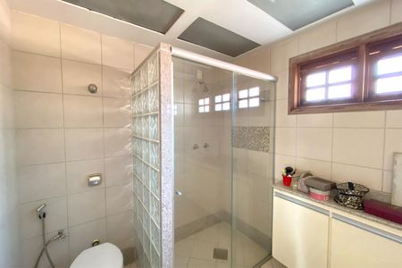 Casa à venda com 360m², 5 quartos e 3 vagas Casa à venda com 360m², 5 quartos e 3 vagasBanheiro da Suíte 2