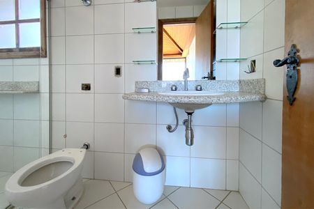 Casa à venda com 360m², 5 quartos e 3 vagas Casa à venda com 360m², 5 quartos e 3 vagasBanheiro da Suíte 1