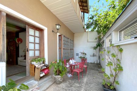 Casa à venda com 360m², 5 quartos e 3 vagas Casa à venda com 360m², 5 quartos e 3 vagasVaranda