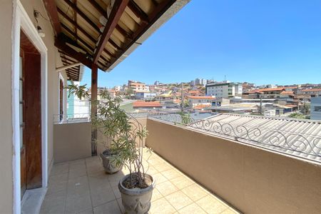 Casa à venda com 360m², 5 quartos e 3 vagas Casa à venda com 360m², 5 quartos e 3 vagasVaranda da Suite 2