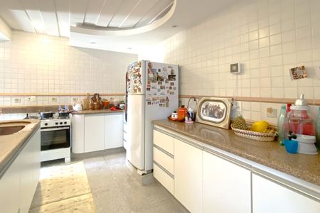 Casa à venda com 360m², 5 quartos e 3 vagas Casa à venda com 360m², 5 quartos e 3 vagasCozinha