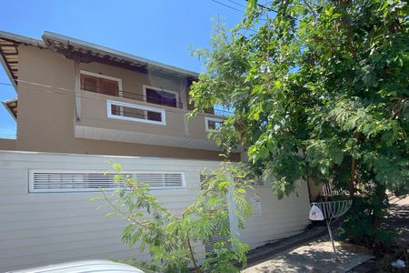 Casa à venda com 360m², 5 quartos e 3 vagas Casa à venda com 360m², 5 quartos e 3 vagasFachada