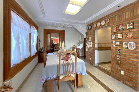 Casa à venda com 360m², 5 quartos e 3 vagas Casa à venda com 360m², 5 quartos e 3 vagasSala