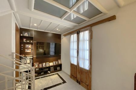 Casa à venda com 360m², 5 quartos e 3 vagas Casa à venda com 360m², 5 quartos e 3 vagasHall