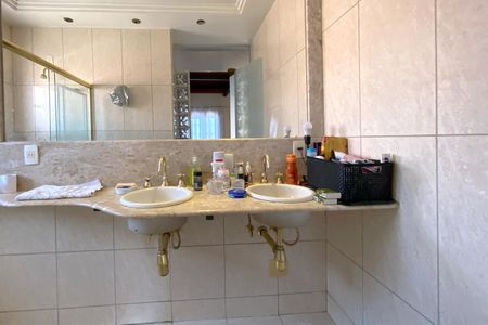 Casa à venda com 360m², 5 quartos e 3 vagas Casa à venda com 360m², 5 quartos e 3 vagasBanheiro da Suíte 2