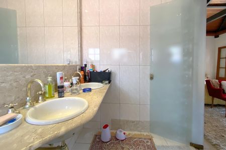 Casa à venda com 360m², 5 quartos e 3 vagas Casa à venda com 360m², 5 quartos e 3 vagasBanheiro da Suíte 2