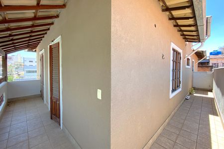 Casa à venda com 360m², 5 quartos e 3 vagas Casa à venda com 360m², 5 quartos e 3 vagasVaranda do Quarto 2