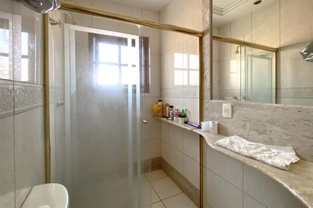 Casa à venda com 360m², 5 quartos e 3 vagas Casa à venda com 360m², 5 quartos e 3 vagasBanheiro da Suíte 2