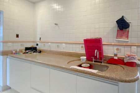 Casa à venda com 360m², 5 quartos e 3 vagas Casa à venda com 360m², 5 quartos e 3 vagasCozinha