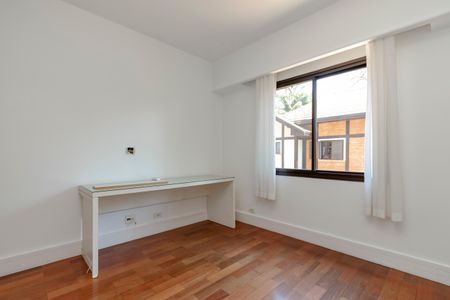 Casa de condomínio à venda com 452m², 4 quartos e 3 vagas Casa de condomínio à venda com 452m², 4 quartos e 3 vagasSuíte 2