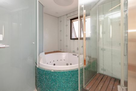 Casa de condomínio à venda com 452m², 4 quartos e 3 vagas Casa de condomínio à venda com 452m², 4 quartos e 3 vagasBanheiro da Suíte 1