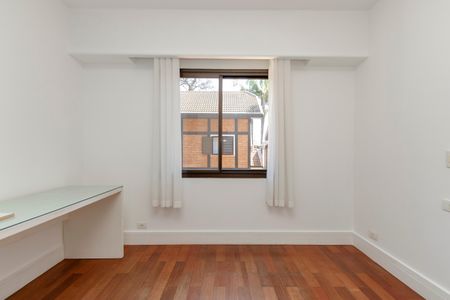 Casa de condomínio à venda com 452m², 4 quartos e 3 vagas Casa de condomínio à venda com 452m², 4 quartos e 3 vagasSuíte 2