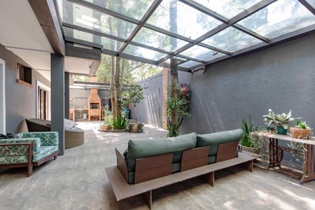 Casa de condomínio à venda com 452m², 4 quartos e 3 vagas Casa de condomínio à venda com 452m², 4 quartos e 3 vagasQuintal