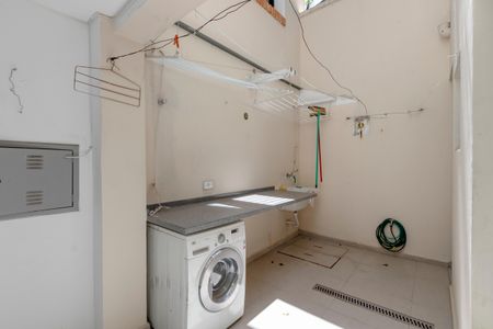 Casa de condomínio à venda com 452m², 4 quartos e 3 vagas Casa de condomínio à venda com 452m², 4 quartos e 3 vagasÁrea de Serviço