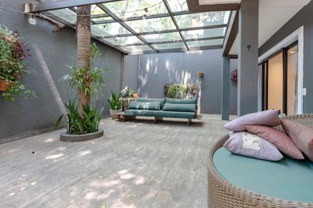 Casa de condomínio à venda com 452m², 4 quartos e 3 vagas Casa de condomínio à venda com 452m², 4 quartos e 3 vagasQuintal