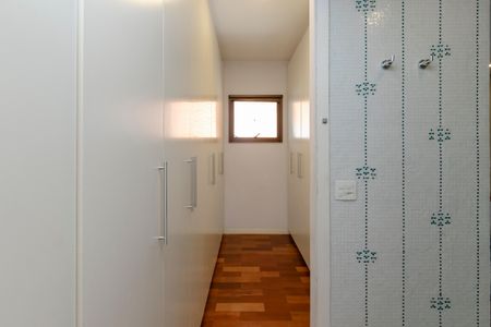 Casa de condomínio à venda com 452m², 4 quartos e 3 vagas Casa de condomínio à venda com 452m², 4 quartos e 3 vagasCloset da Suíte 1